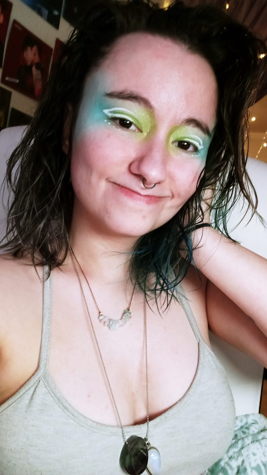 Seafoam Halo — Teal cut crease blended into a soft green halo.